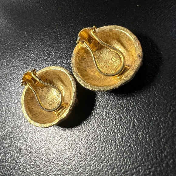 Vintage BSK Clip On Earrings White Enamel Blue Flowers Gold Tone‎ - Picture 9 of 10